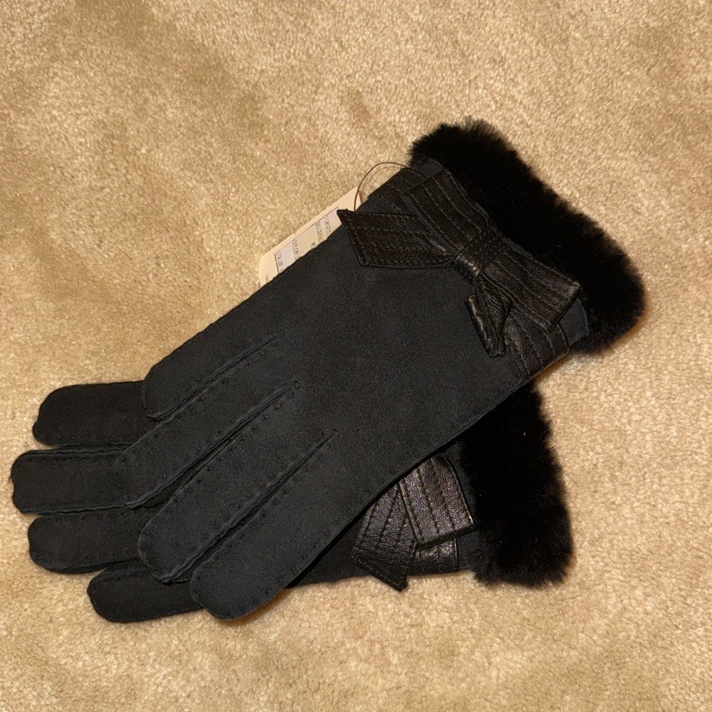 UGG gloves with bows